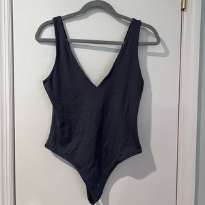 EUC Aritzia Babaton Contour V Neck Bodysuit Smoky Emerald Green Size L